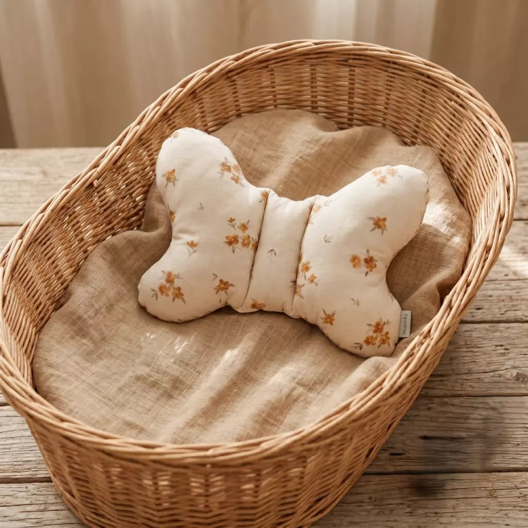 Poduszka Motylek Kwiatuszki kosz mojżesza.webp