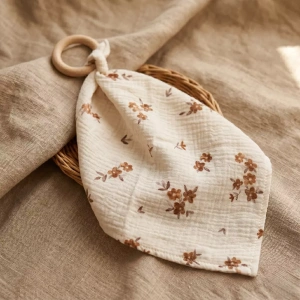  Gryzak Drewniany Z Pieluszką Muślinową – Naturalny gryzak dla niemowląt | Little Brown Flowers