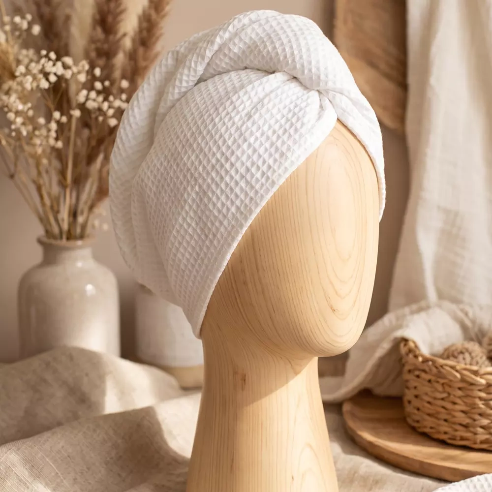 Wafelkowy turban do szuszenia włosów biały wizualizacja manekin.webp