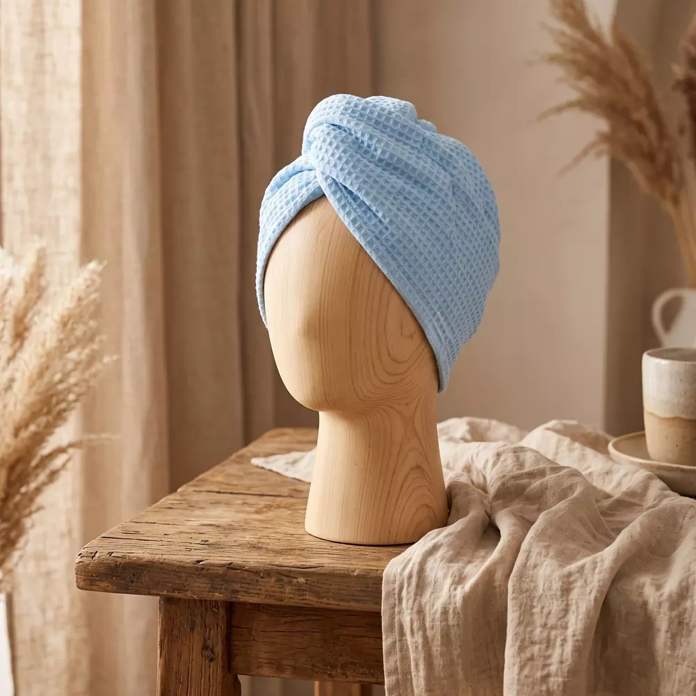 Wafelkowy turban do szuszenia włosów niebieski wizualizacja manekin.webp