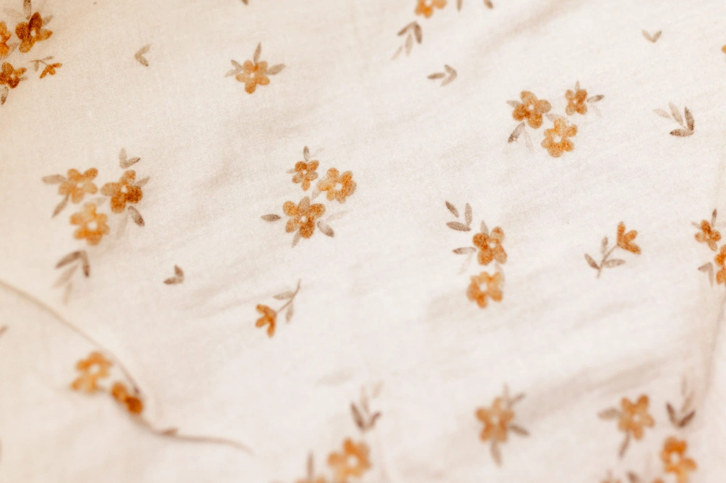 Rożek little brown flowers muślin.jpg