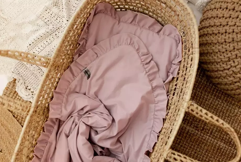 Pościel z falbanką różowa 3.webp